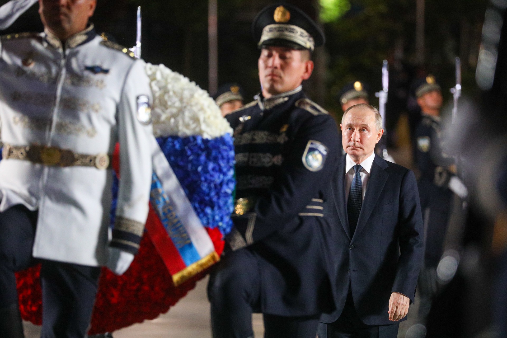 Путин возложил цветы к монументу Независимости в Ташкенте