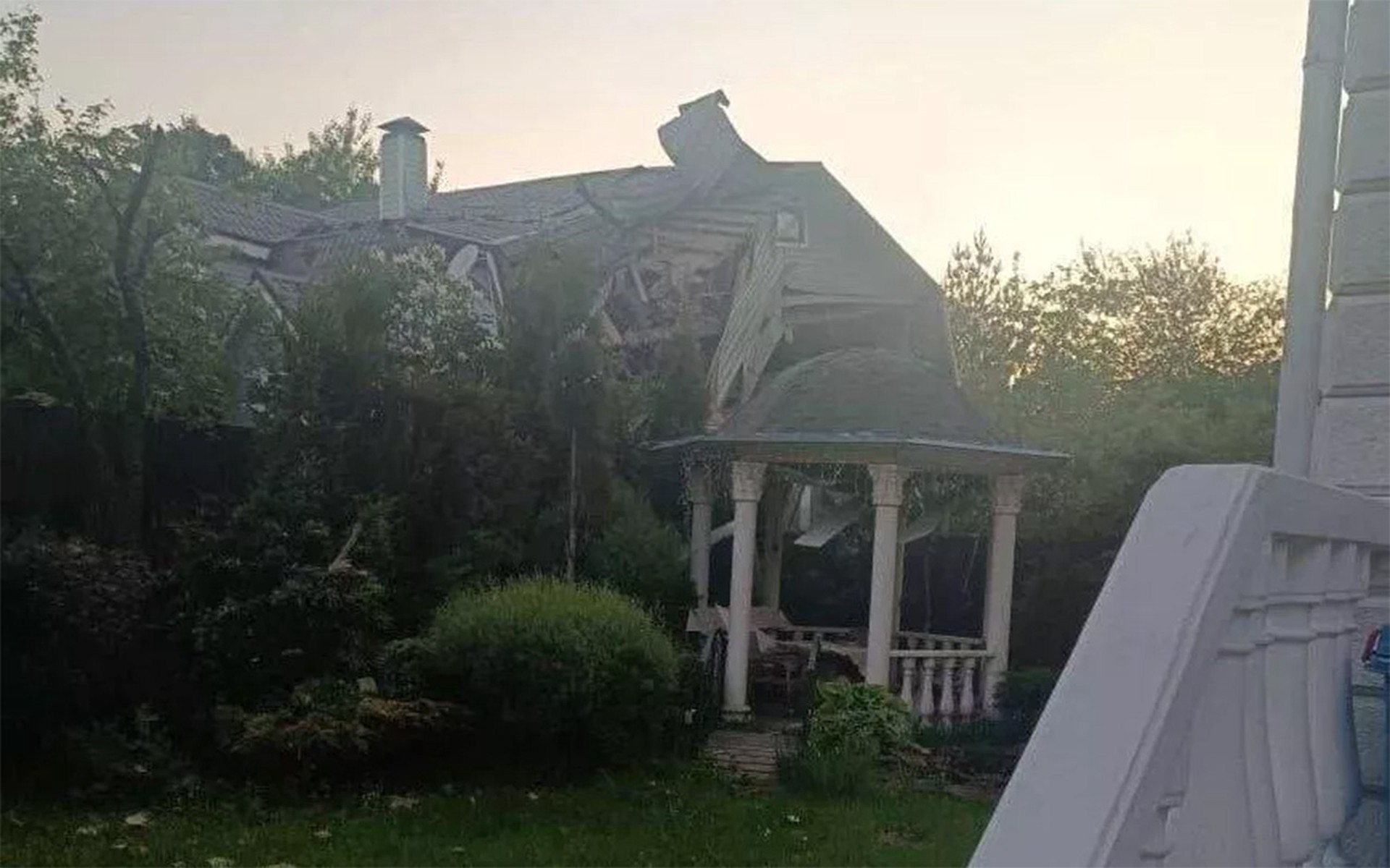 В Балашихе при падении обломков сбитого шара пострадали три жилых дома