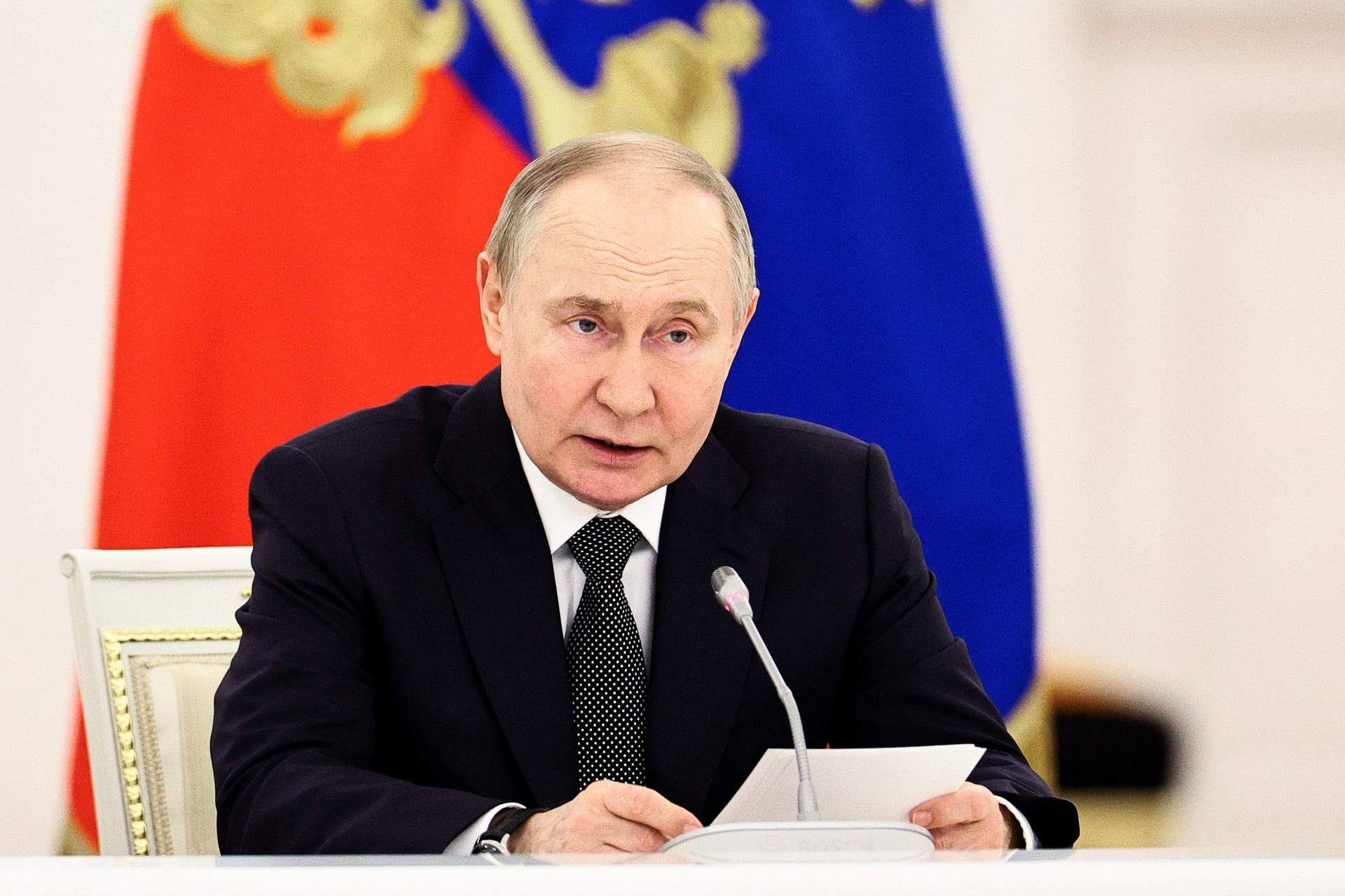 Путин: Власти должны работать как на линии фронта