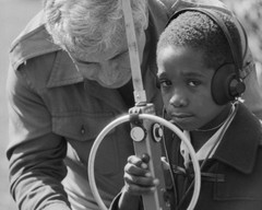 Фото © Олег Булдаков / ТАСС / Маленький африканец участвует в радиоигре «Охота на лис»