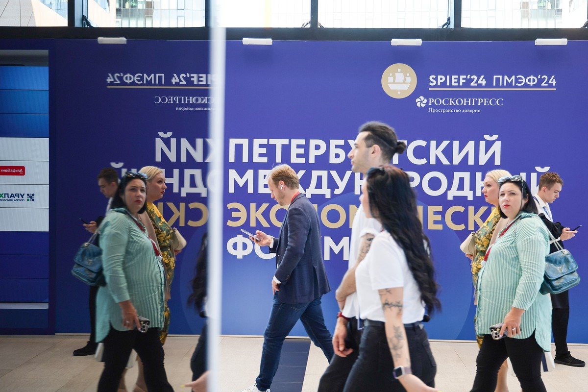 На ПМЭФ продемонстрировали фамильное древо Путина