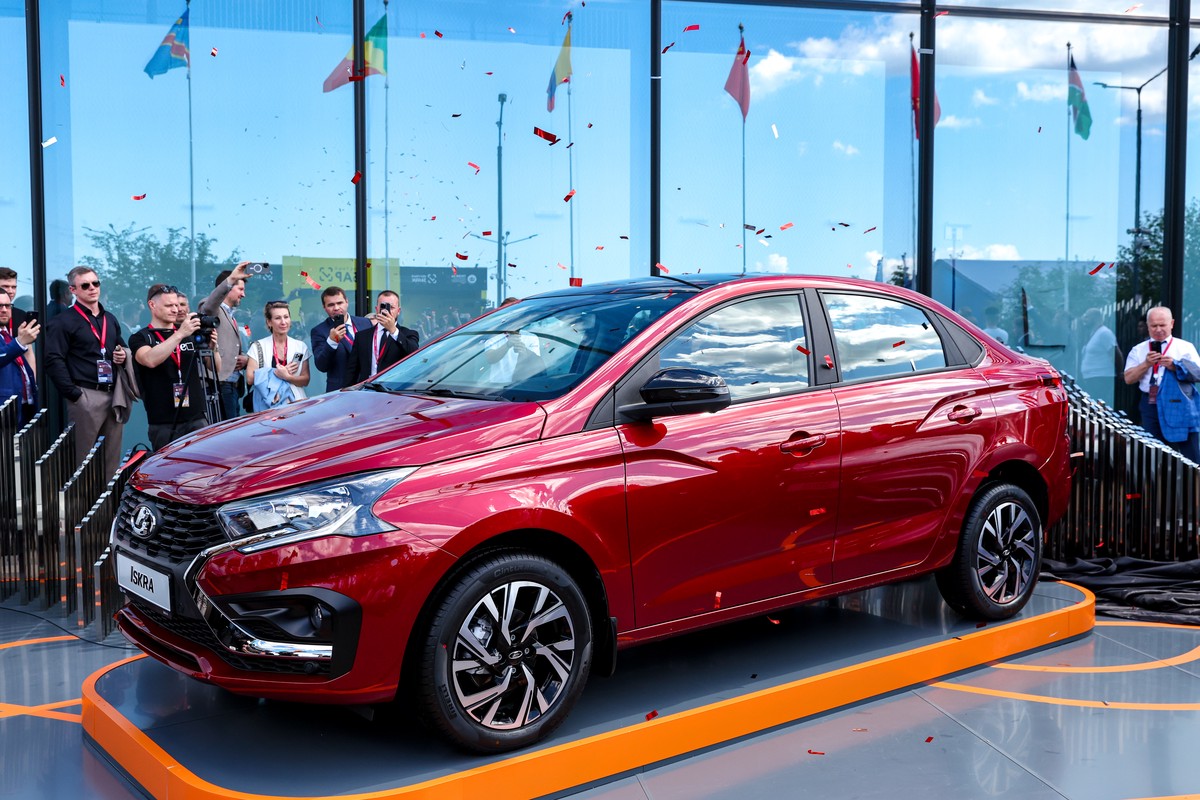 АвтоВАЗ впервые представил Lada Iskra на ПМЭФ