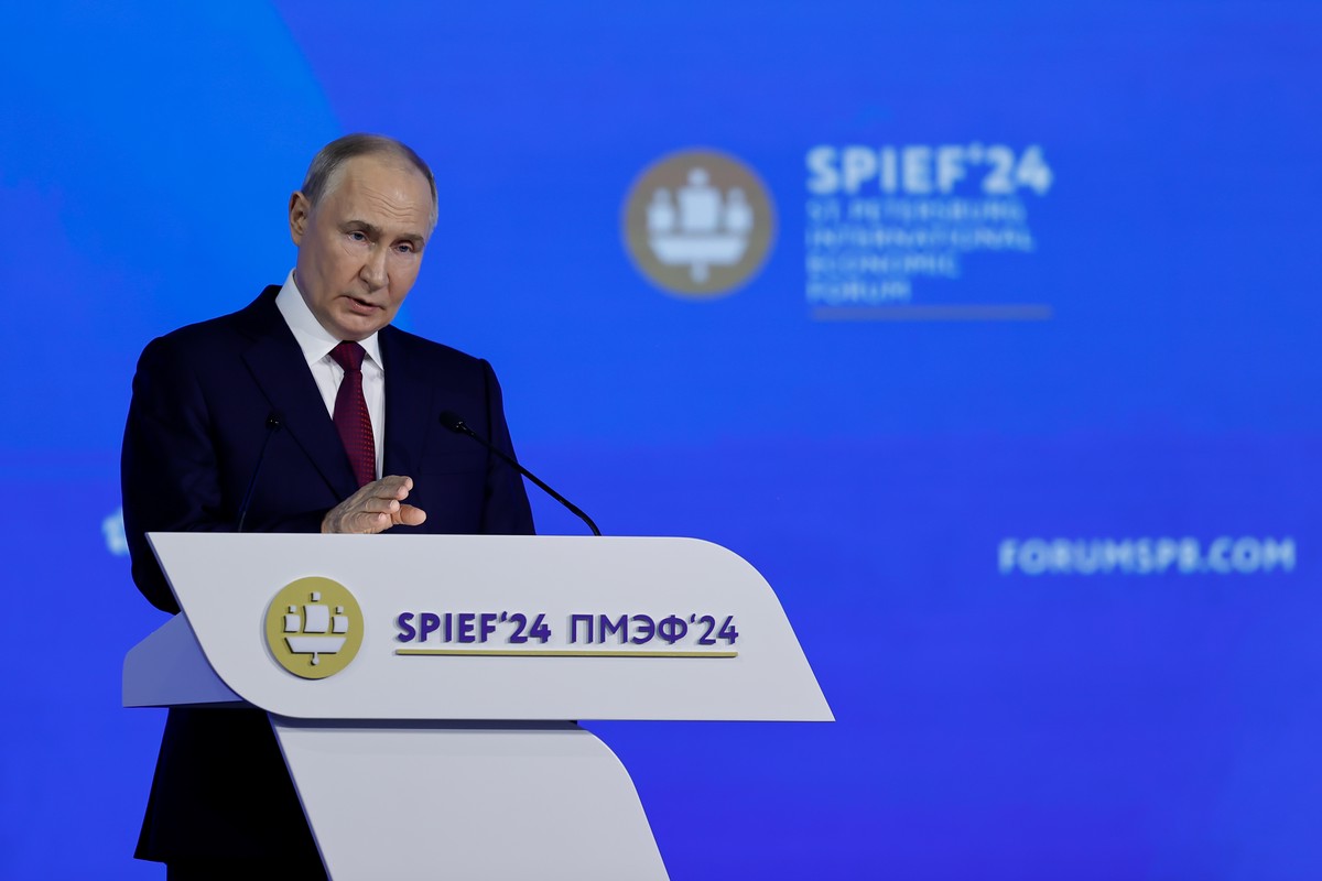 Путин пошутил про клюнувшего правительство петуха