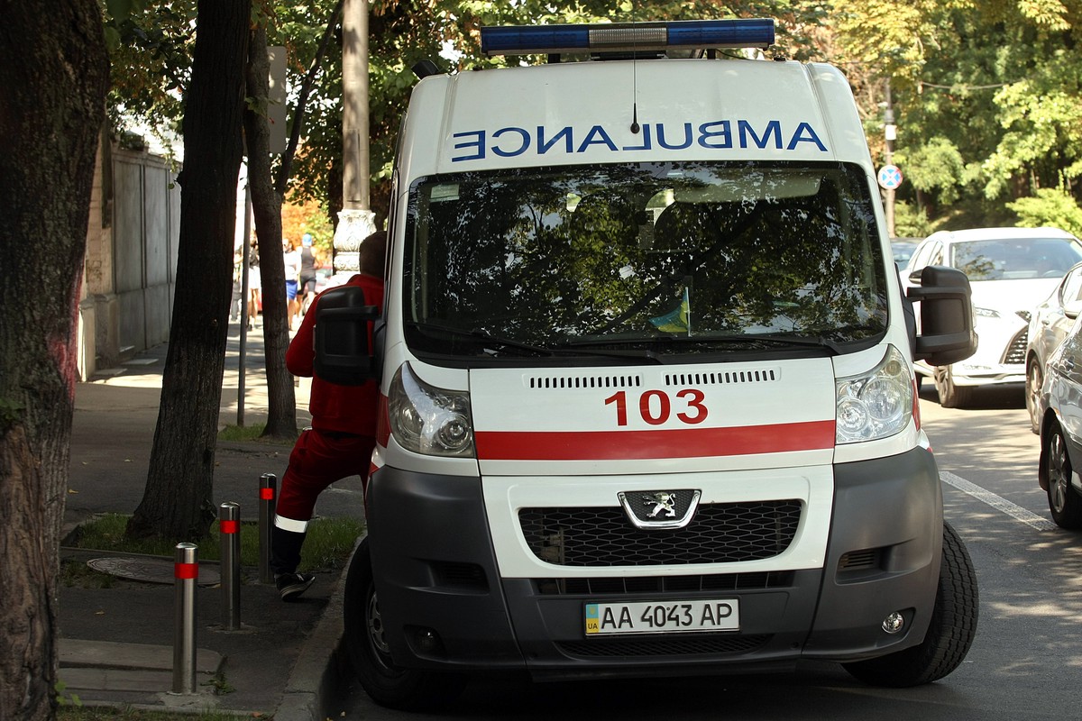 На Украине врачи отказались помочь мужчине из Мариуполя, оскорбив его