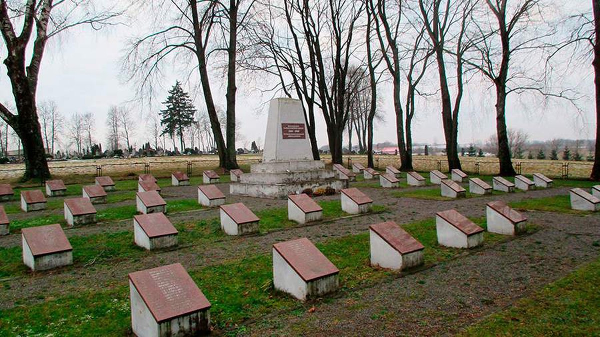 Эксперт рассказал, куда Литва может перенести захоронения советских воинов