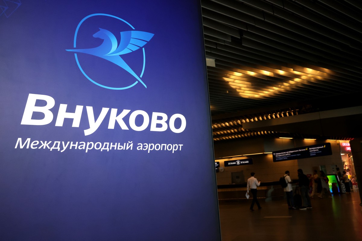 Аэропорт Внуково временно не принимает и не отправляет самолеты