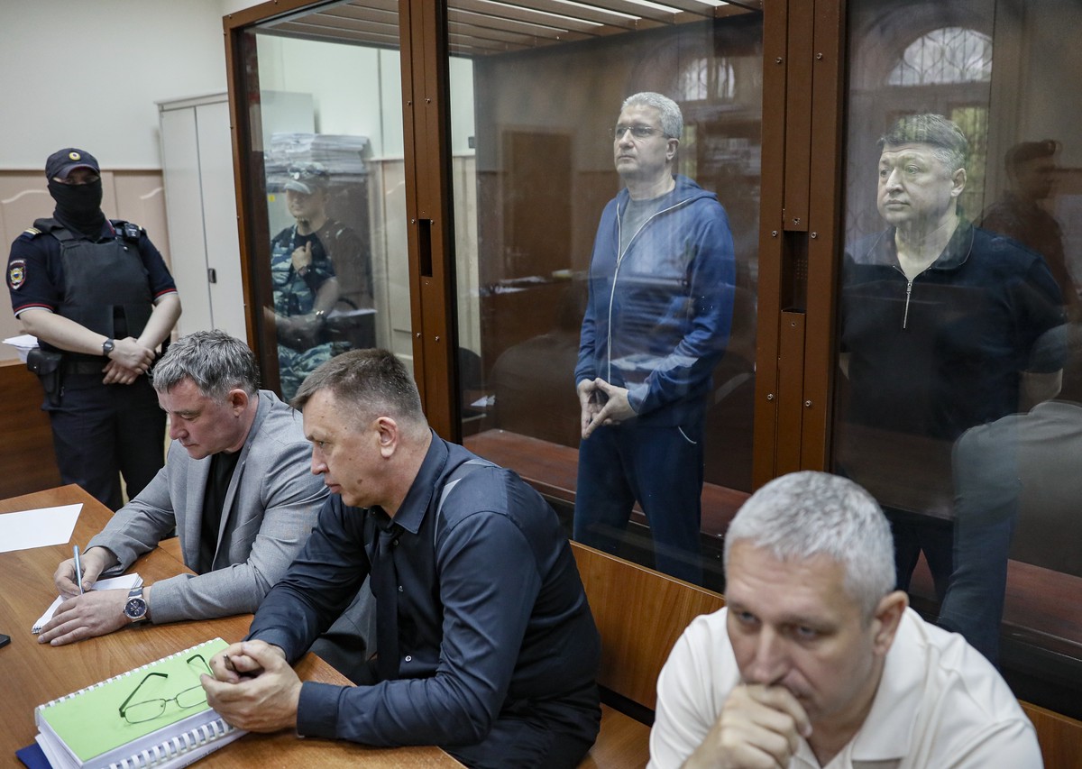 Суд продлил арест экс-заместителю министра обороны Иванову