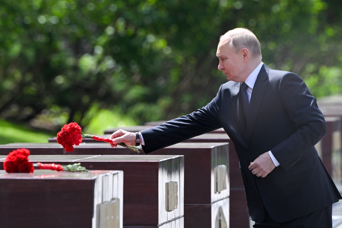 Путин возложил венок к Могиле Неизвестного Солдата
