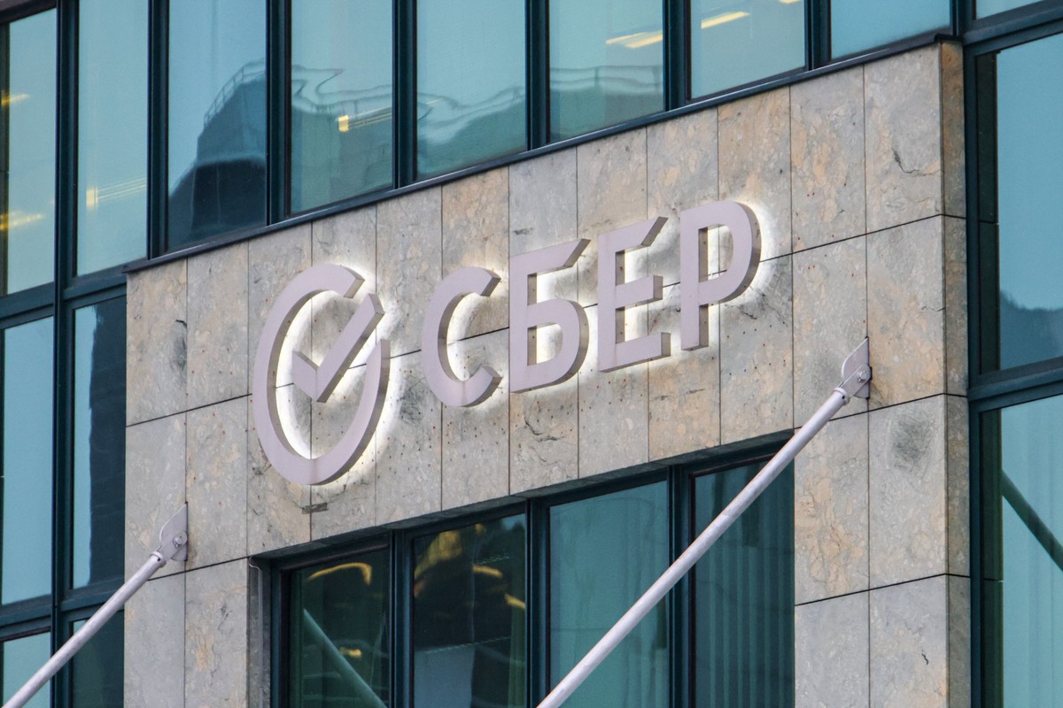 Грефа попросили прекратить выпуск карт с радужным единорогом