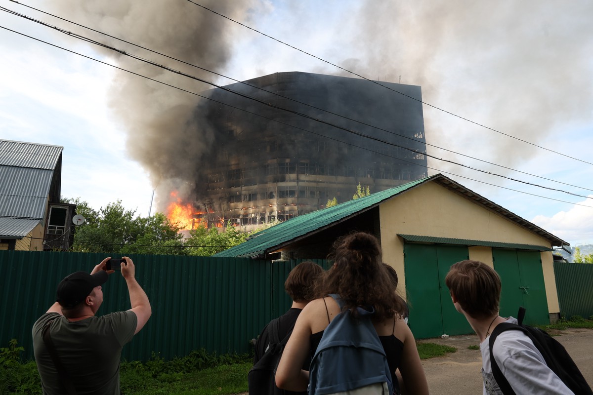 Пожар во Фрязине потушили спустя сутки