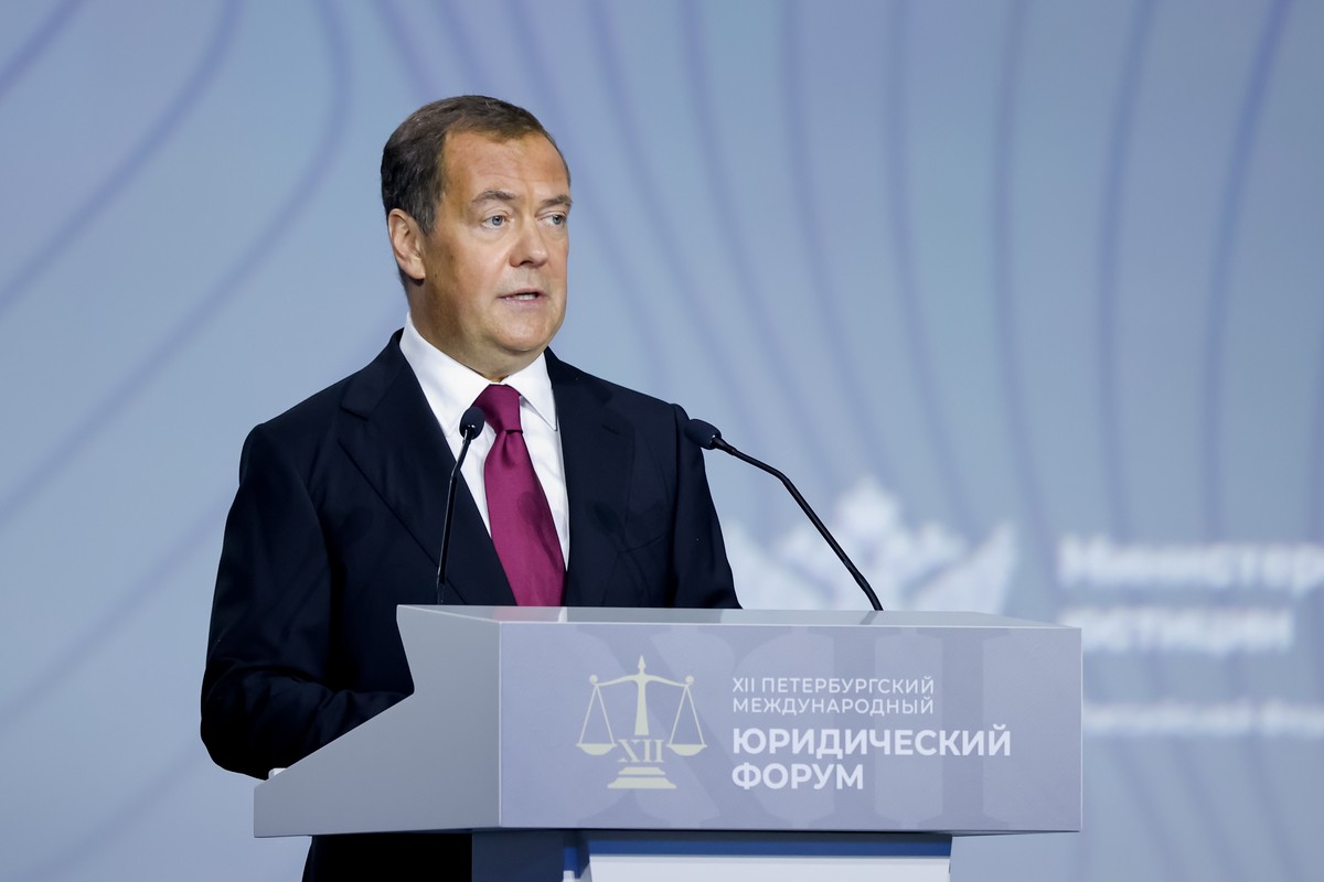 Медведев заявил, что США не выиграли холодную войну