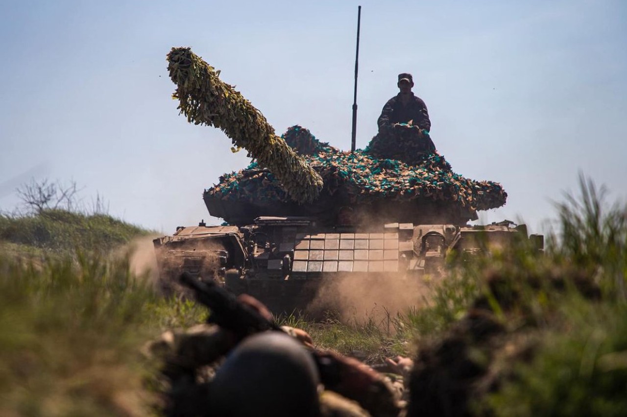 AT: Украина не хочет победы в конфликте, так как её элите он выгоден