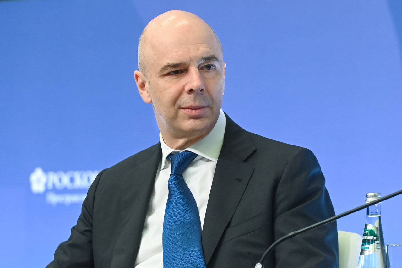 Силуанов предложил сократить количество чиновников и увеличить им зарплаты