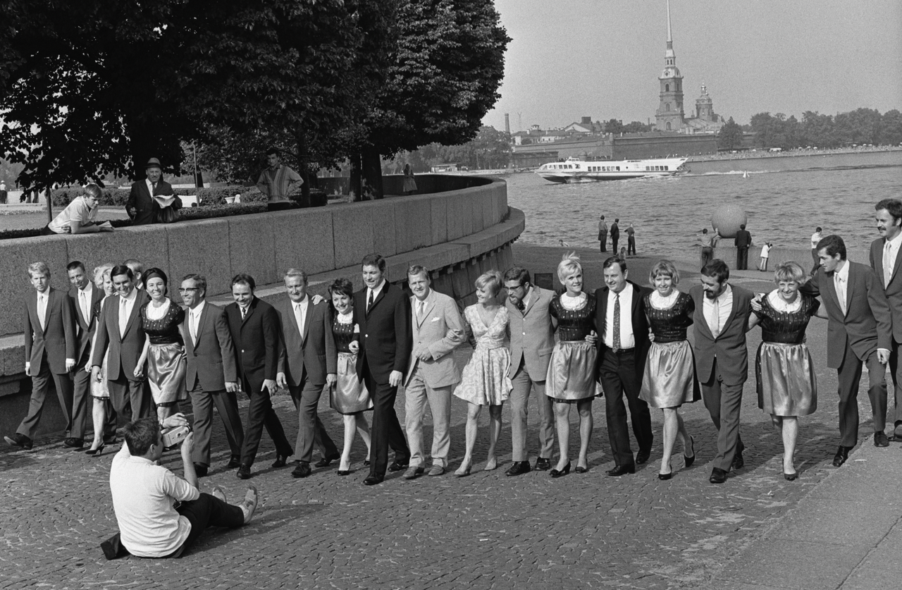 Фото © ТАСС / СССР. Ленинград. 20 июня 1968 г. Выпускники на прогулке на стрелке Васильевского острова