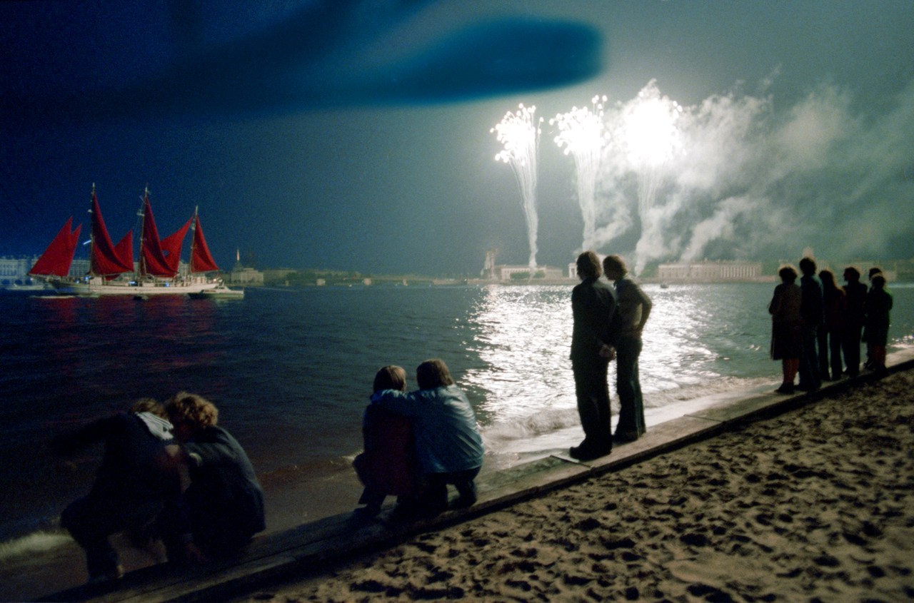 Фото © Юрий Белинский / ТАСС / СССР. Ленинград. 5 июля 1978 г. Бригантина в свете фейерверка на празднике выпускников