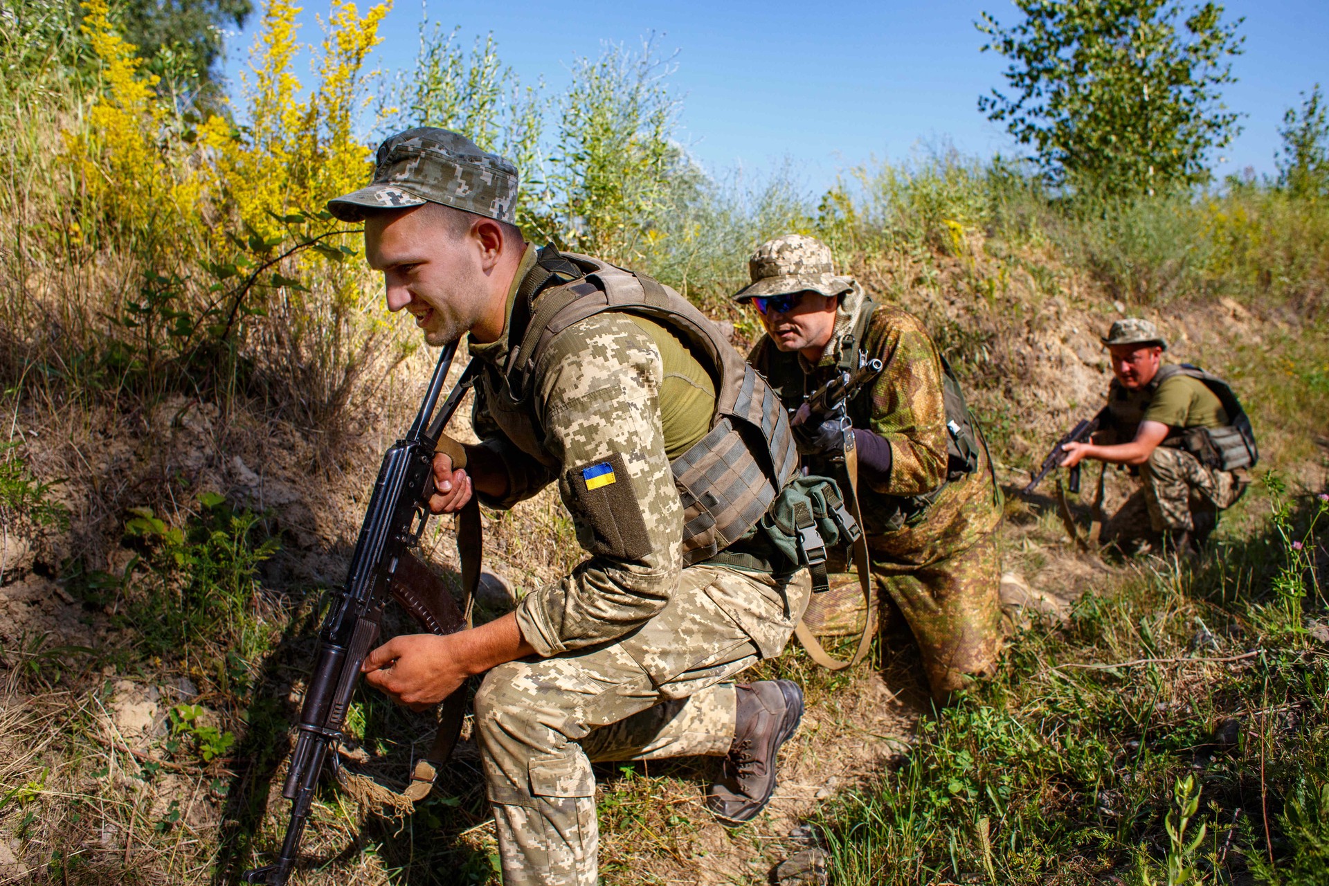 Bloomberg: Украина вынуждена заполнять брешь из-за нехватки людей на фоне конфликта