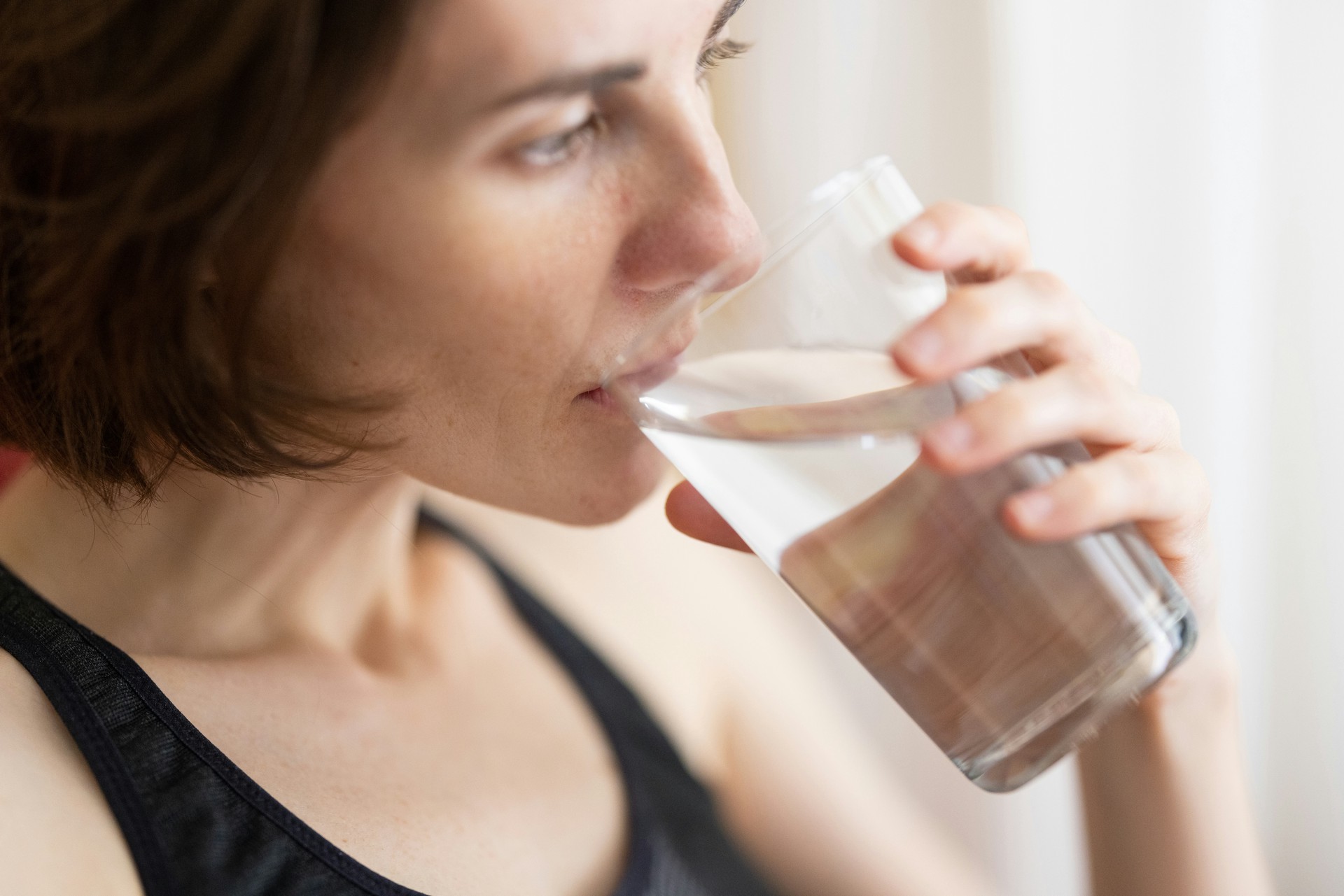 Нужно ли пить два литра воды в день: мнение врачей