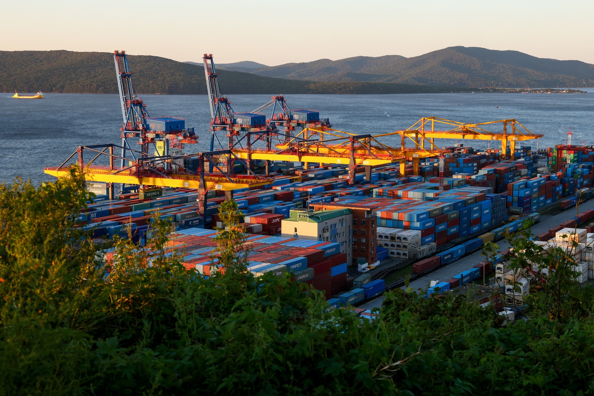 Губернатор Приморья Кожемяко: Порт Владивосток за год принёс региону 10 млрд дополнительных налоговых поступлений