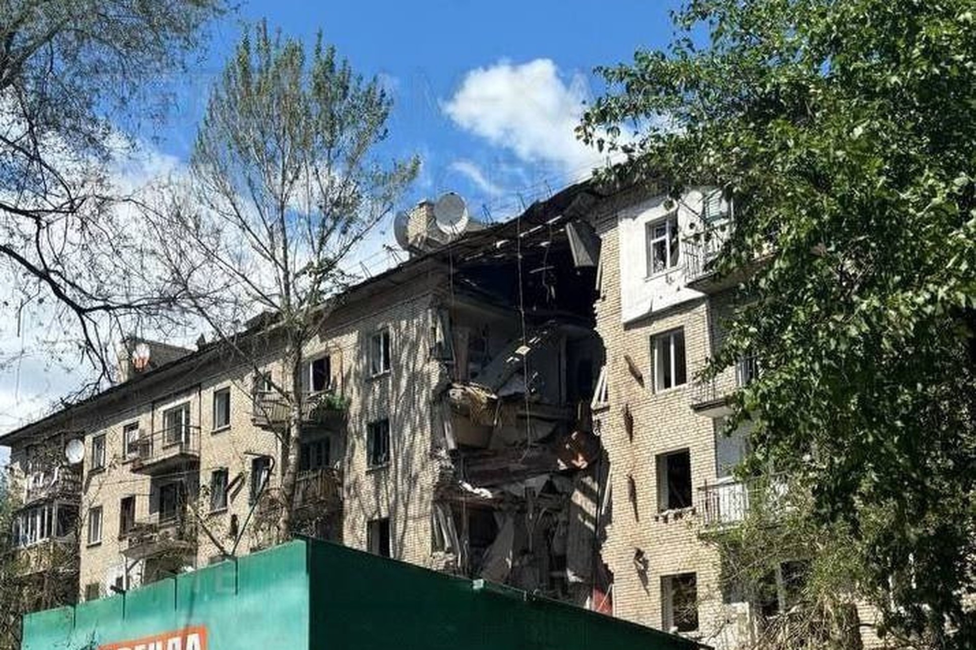 Подъезд жилого дома обрушился в Луганске после ракетного удара со стороны ВСУ