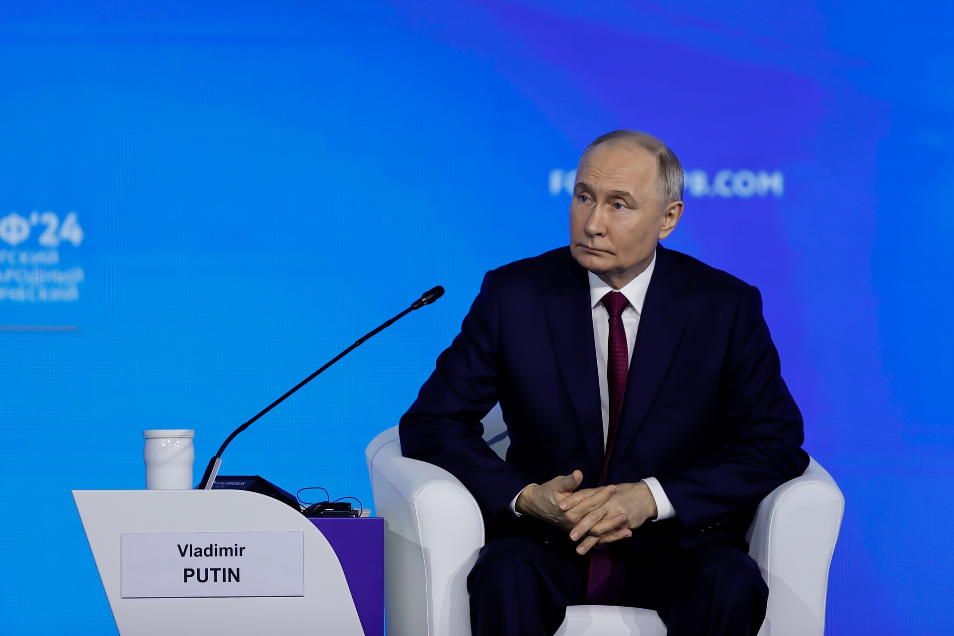 Путин пошутил о «хрюкнувшем» модераторе пленарной сессии ПМЭФ
