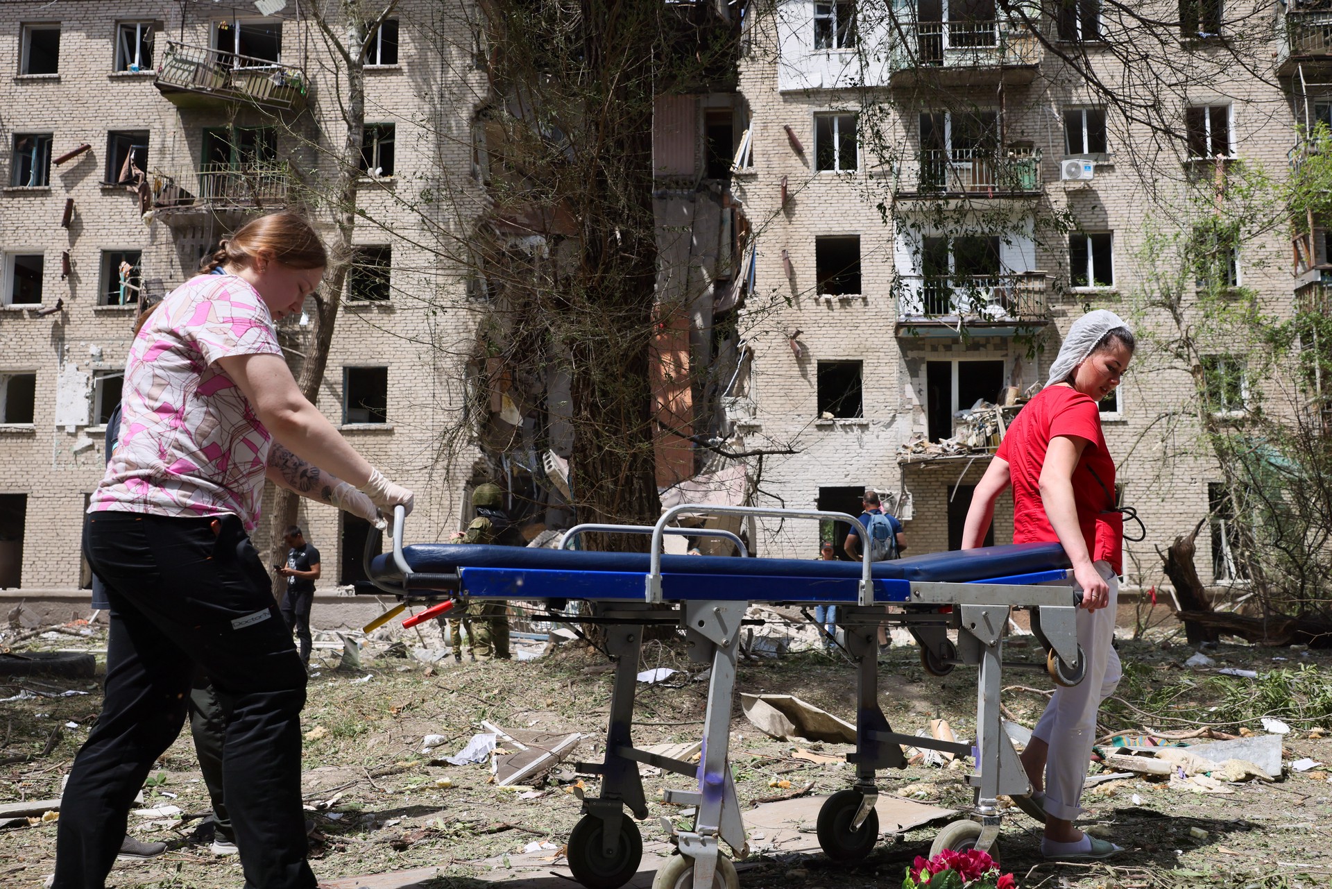 Спасатели извлекли из-под завалов жилого дома в Луганске тела ещё двух человек 
