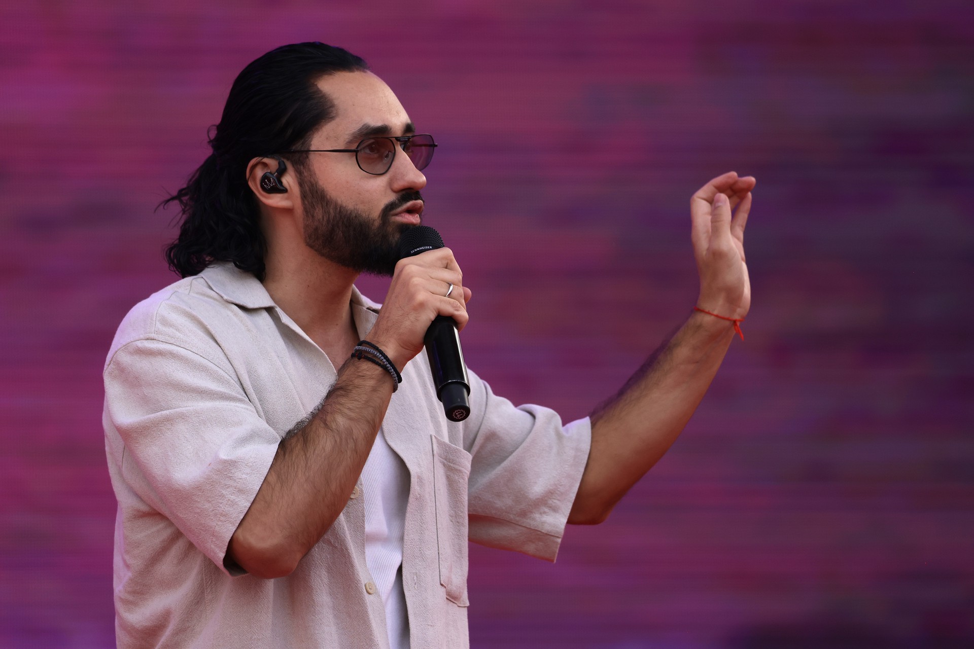 Мечтающий попасть в школьную программу Мот ответил на критику депутата