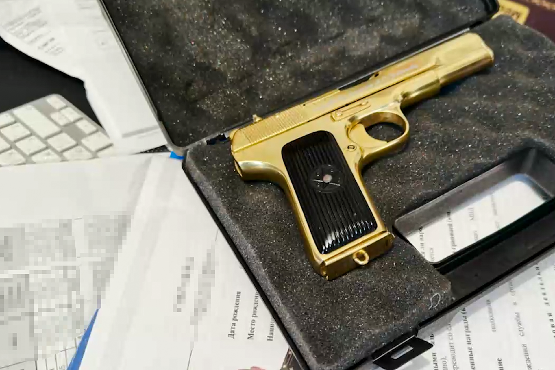 ФСБ показала золотой пистолет, машины и часы задержанных в КЧР чиновников