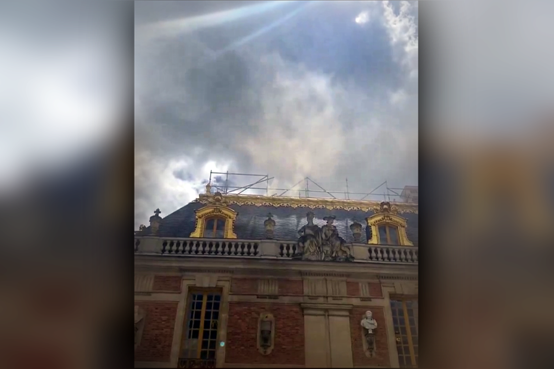 Во Франции загорелся Версальский дворец