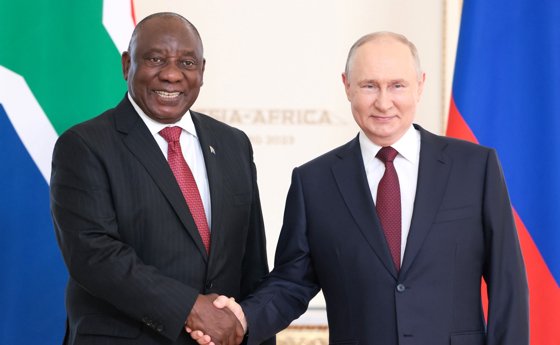 Путин поздравил Рамафосу с переизбранием на пост президента ЮАР