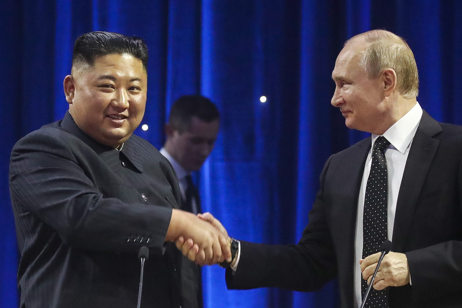 «Нодон синмун»: Владимира Путина и Ким Чен Ына объединяет дружба, построенная на доверии