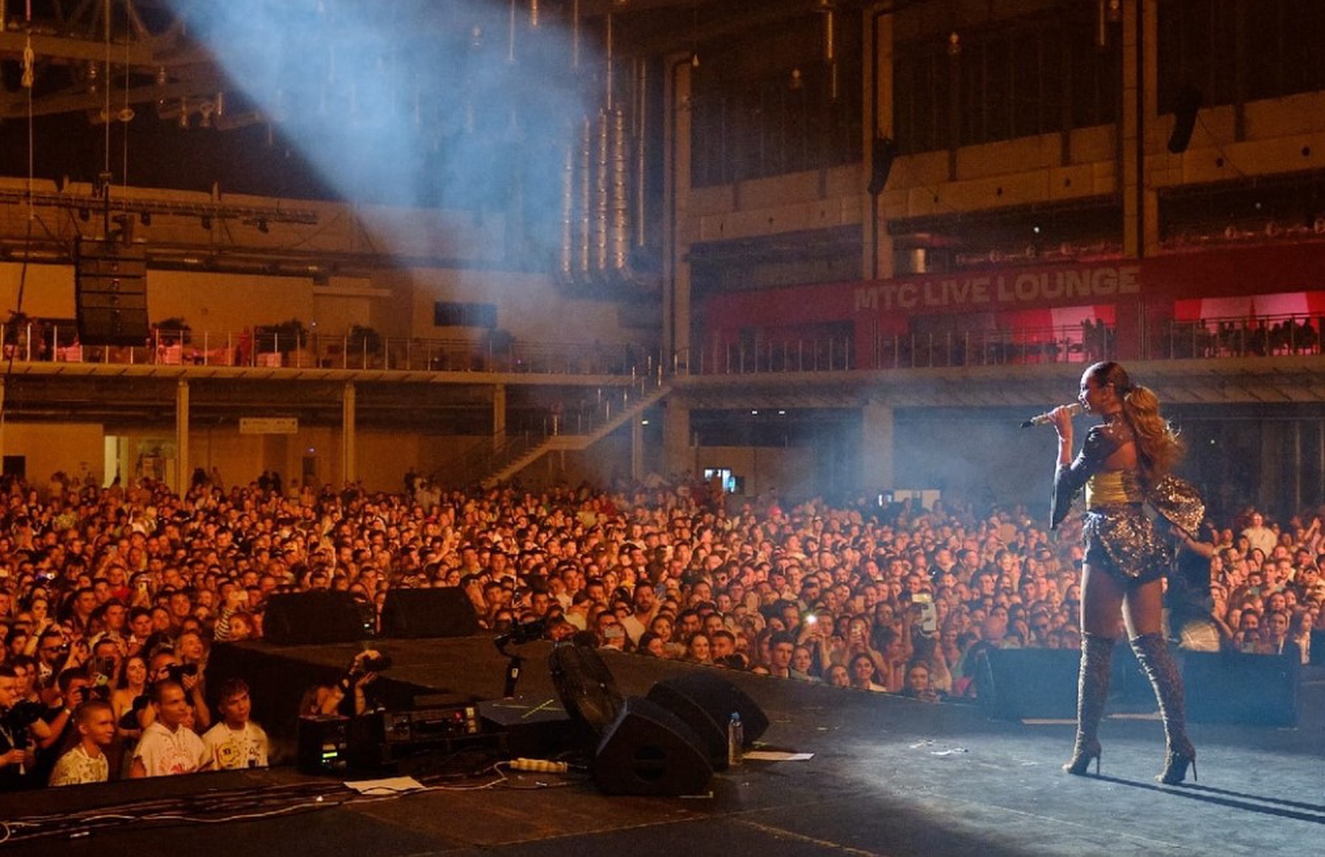 Ольга Бузова расплакалась на концерте в Петербурге