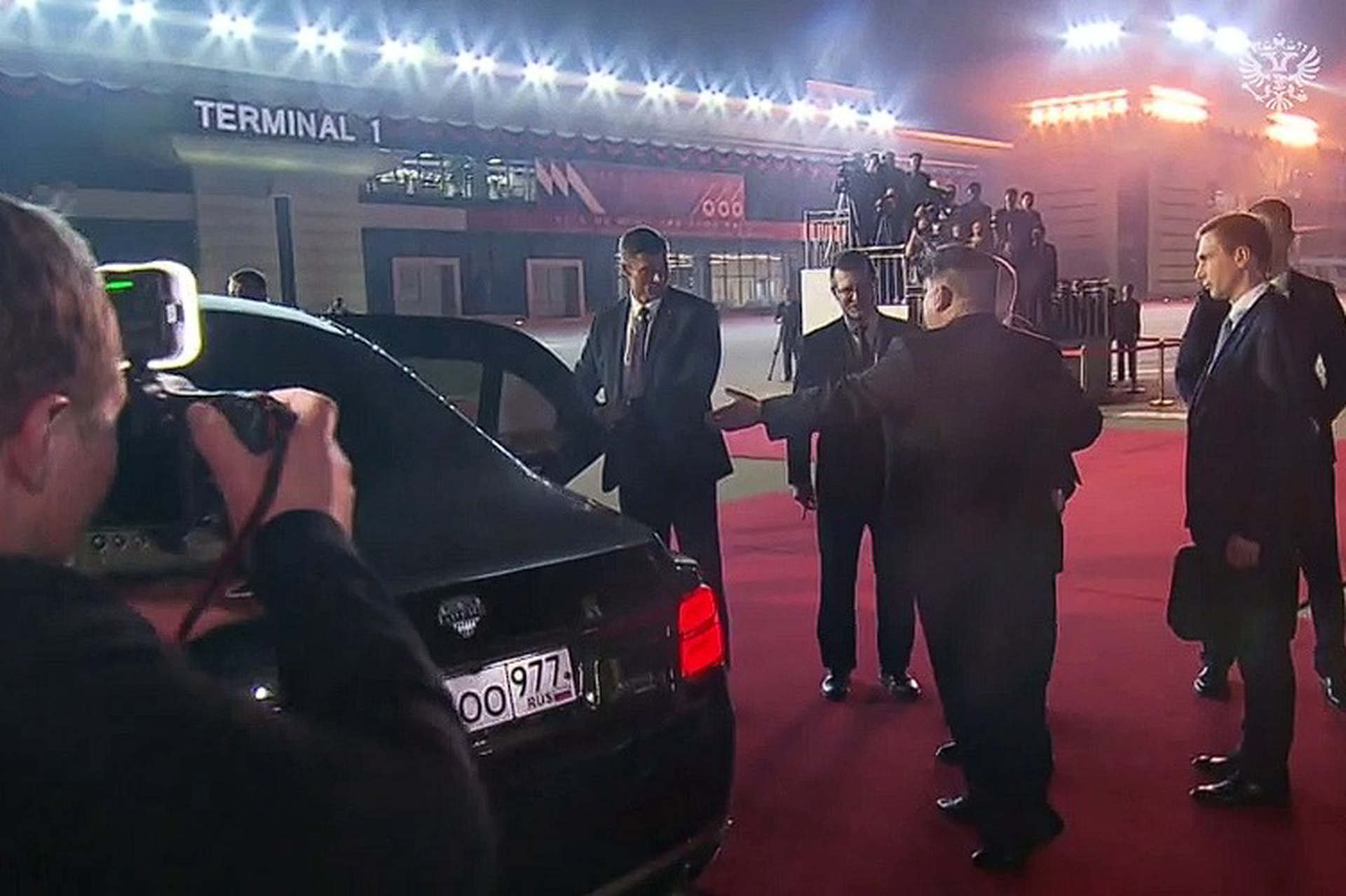 Путин и Ким Чен Ын несколько секунд пропускали друг друга вперёд в Aurus в аэропорту