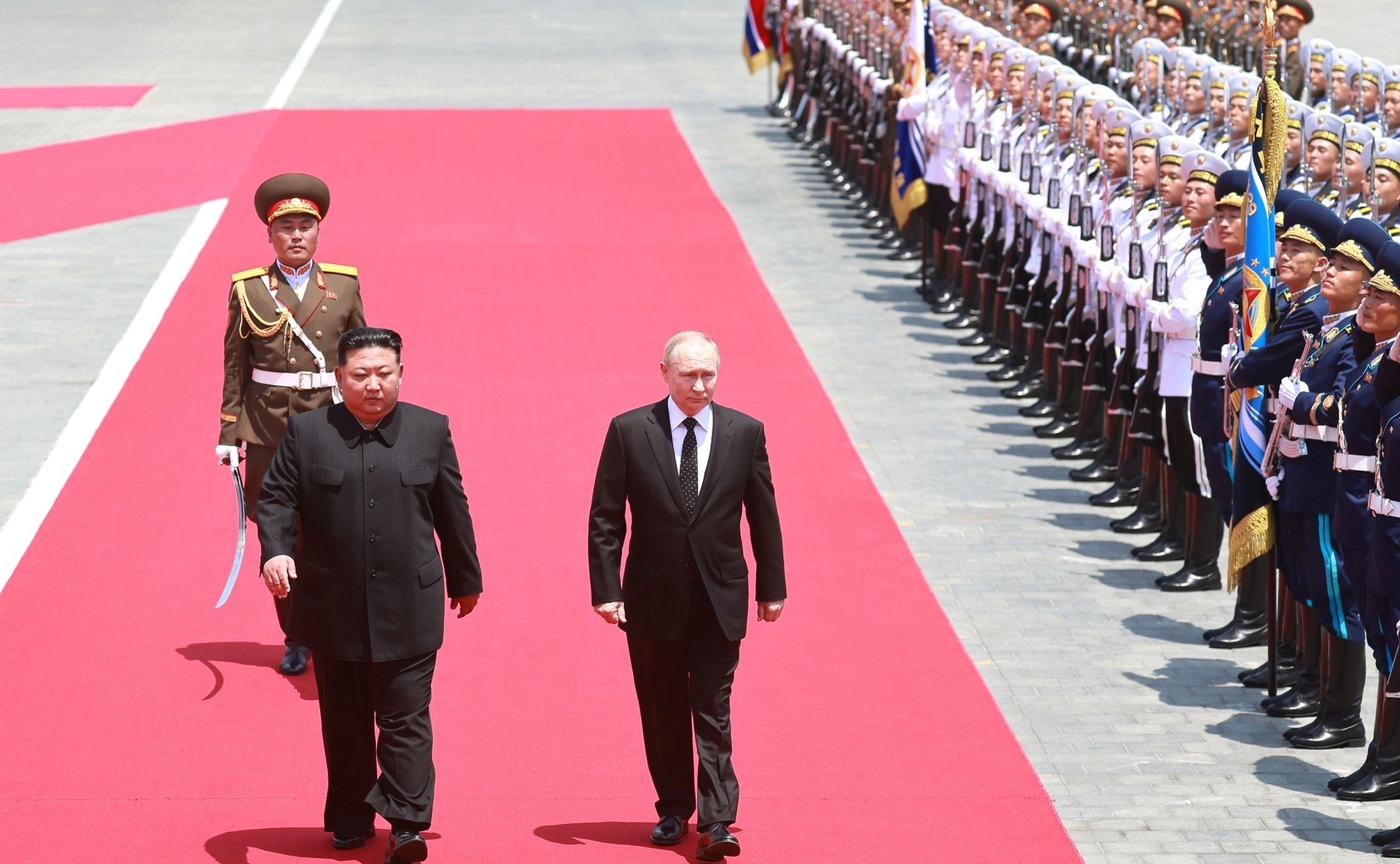 Китай назвал нормальным стремление РФ и КНДР сотрудничать и развивать отношения