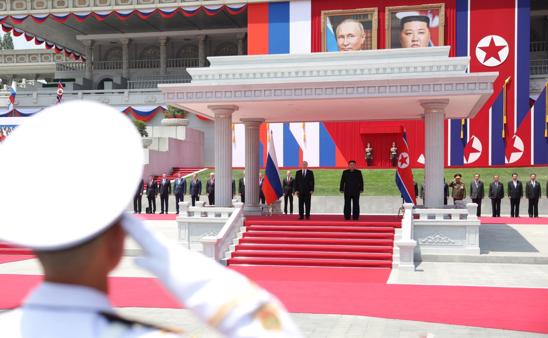 В Пхеньяне на площади Ким Ир Сена началась церемония встречи Путина и Ким Чен Ына