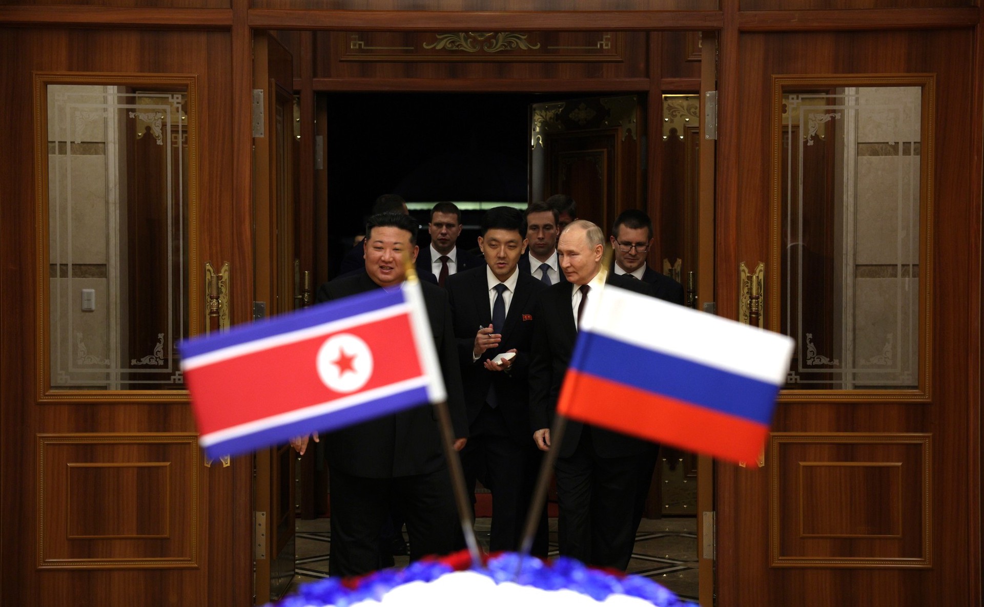 Президент РФ Владимир Путин пообещал оставаться в контакте с Ким Чен Ыном