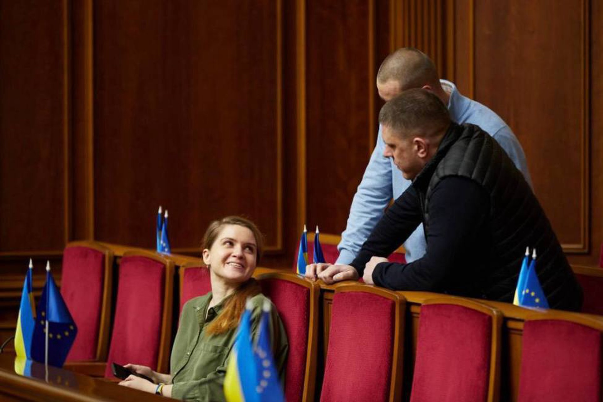 Депутат Рады Безуглая вышла на трибуну с российским флажком