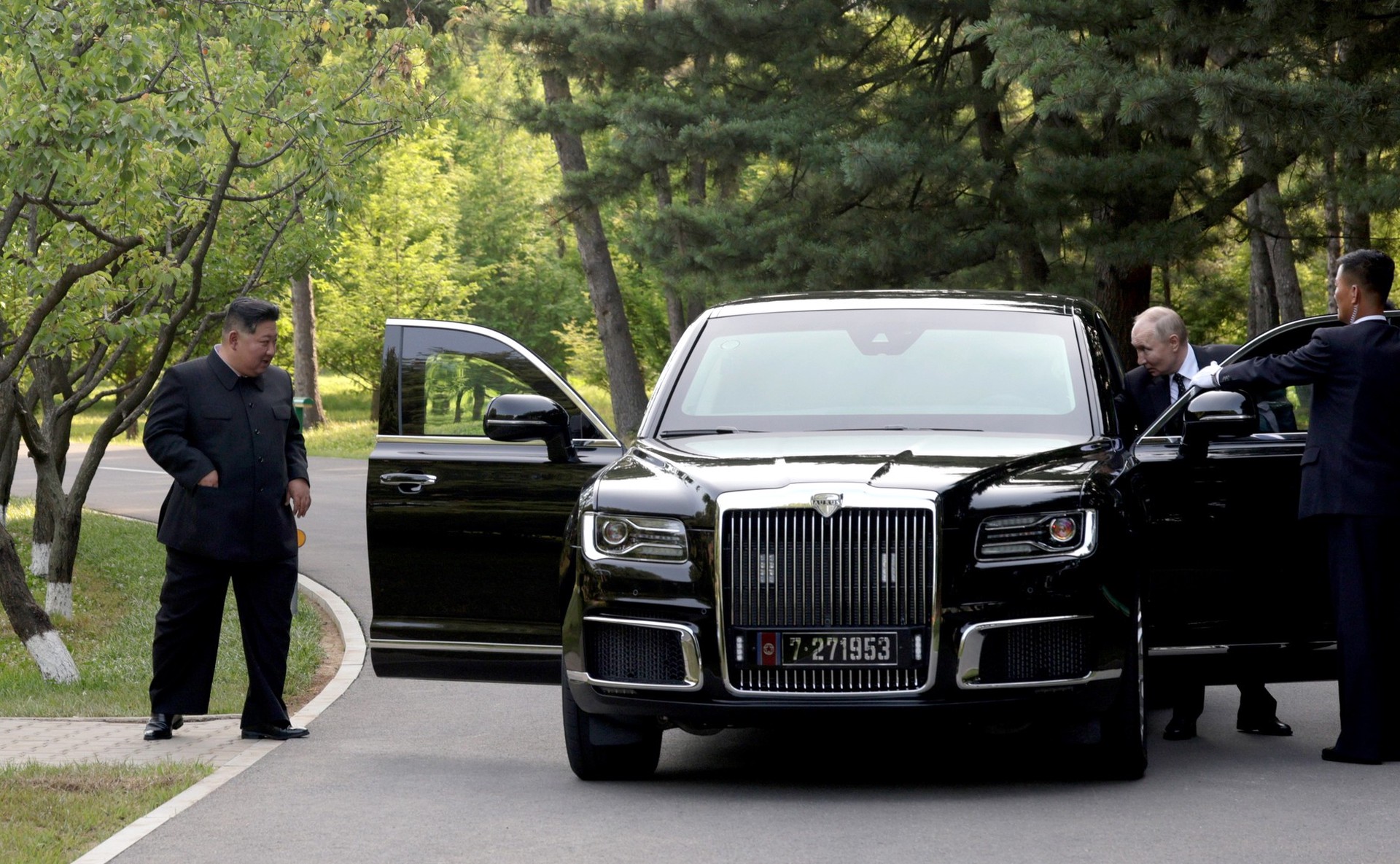 Ким Чен Ын высоко оценил характеристики автомобиля Aurus, подаренного Путиным 