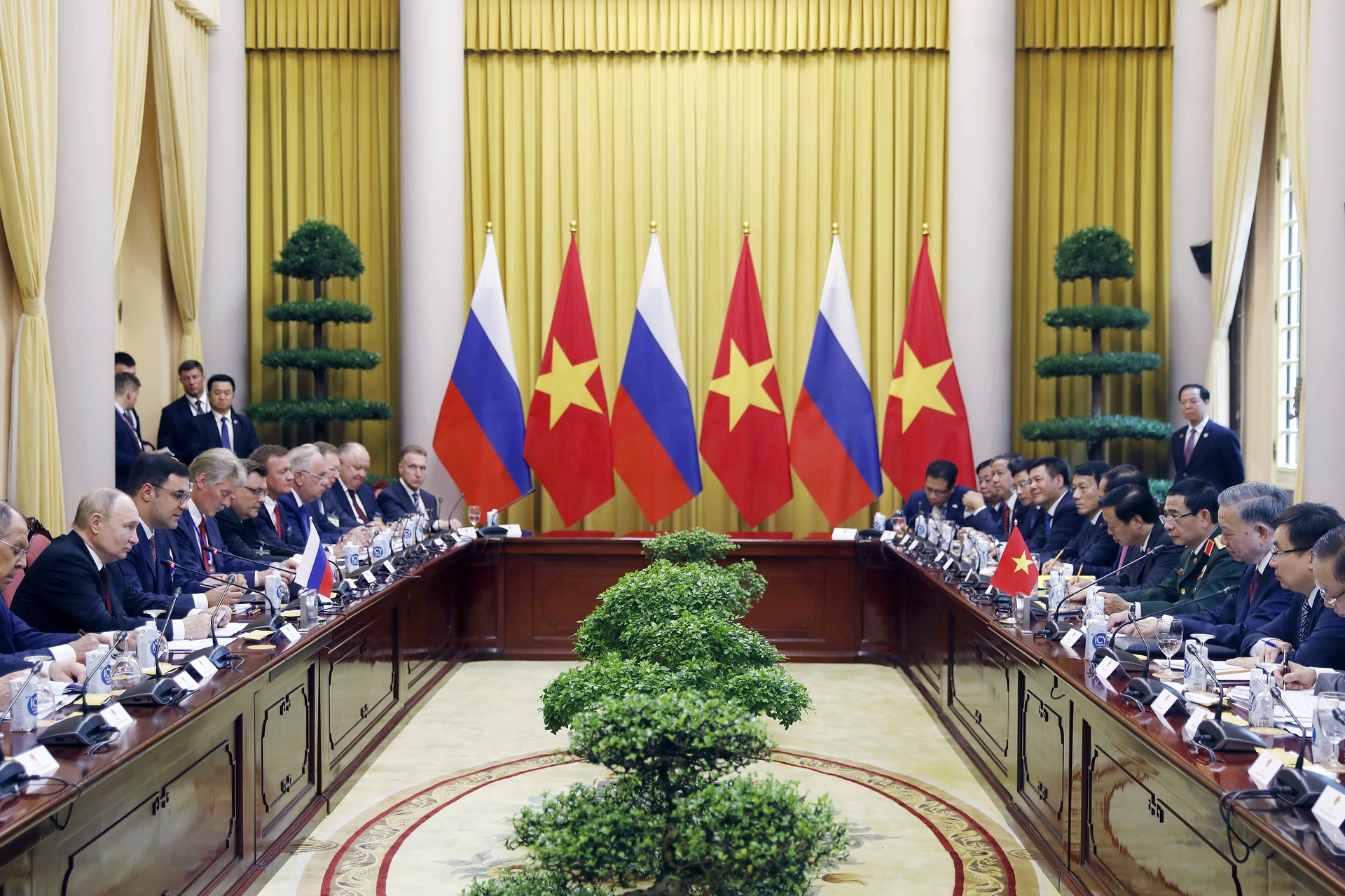 Владимир Путин и президент Вьетнама То Лам начали двусторонние переговоры
