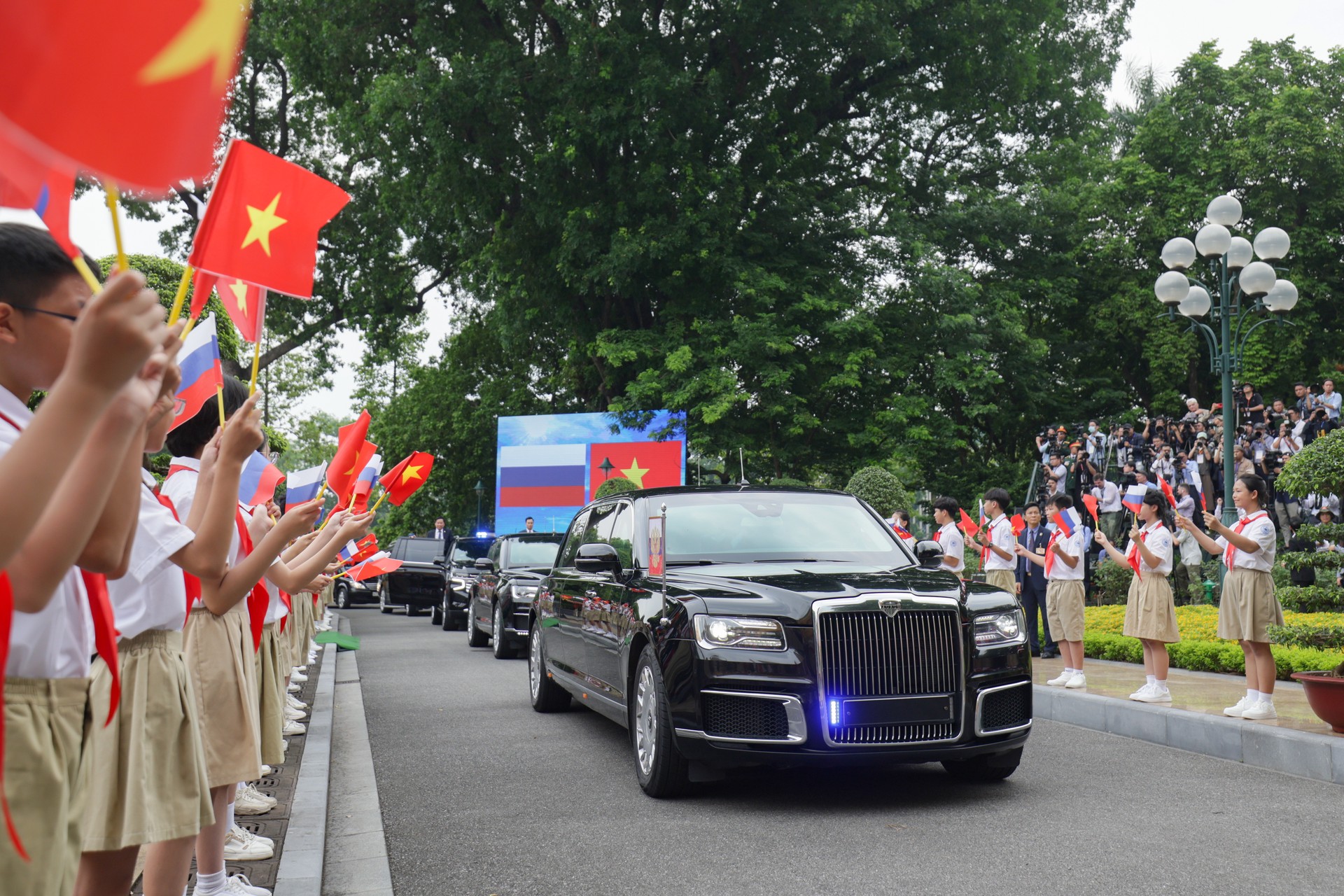 Лимузин Aurus Путина вызвал интерес у жителей Вьетнама