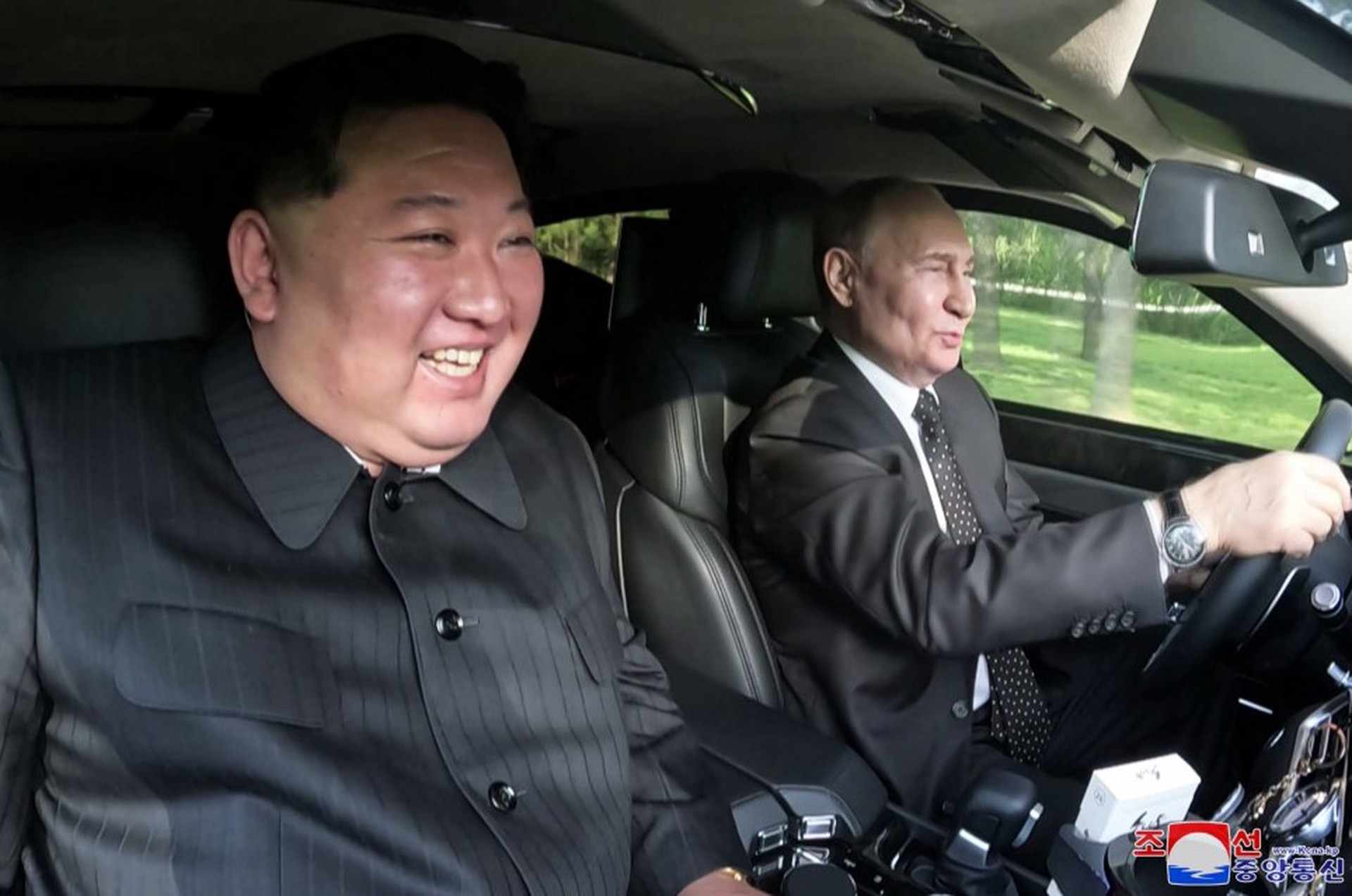 ЦТАК опубликовало кадры с Путиным и Ким Чен Ыном в салоне Aurus