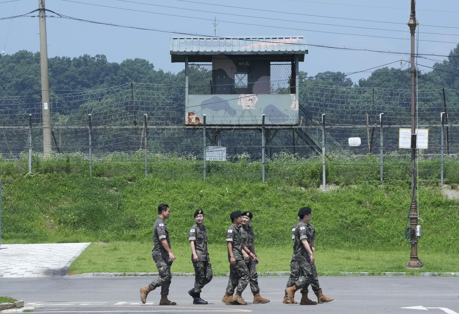 Южнокорейские военные открыли предупредительный огонь по солдатам КНДР