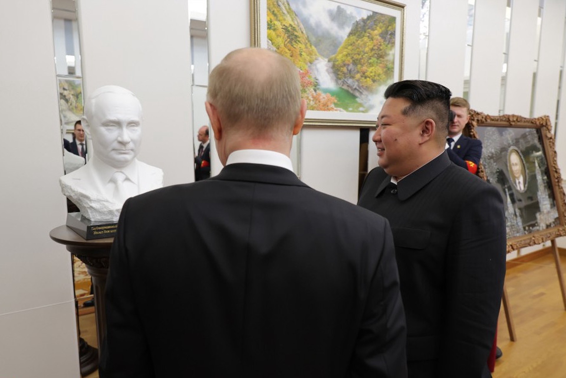 Ким Чен Ын подарил Путину бюст с пожеланиями здоровья и портрет 