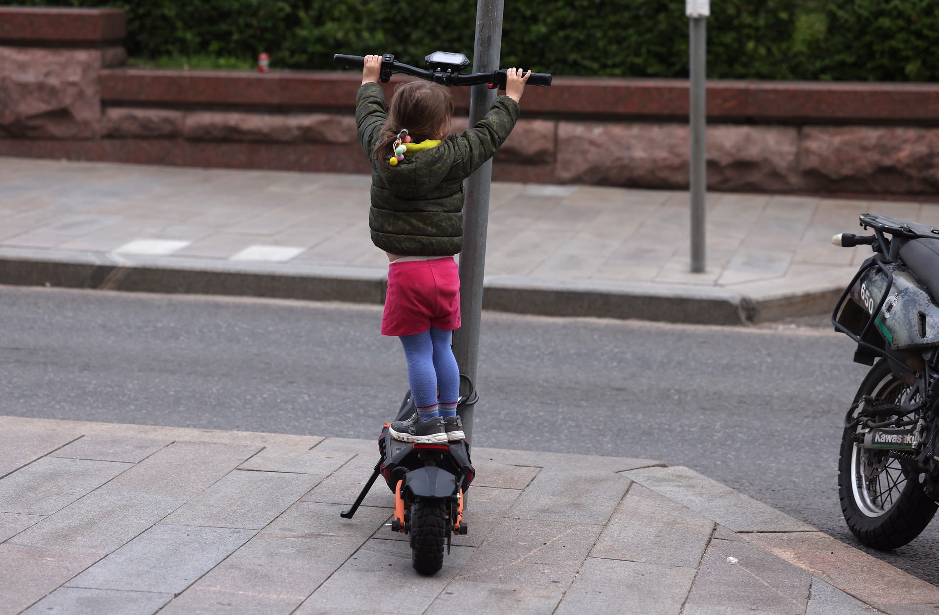 В Движении автомобилистов призвали ввести единые штрафы за езду детей на электросамокатах