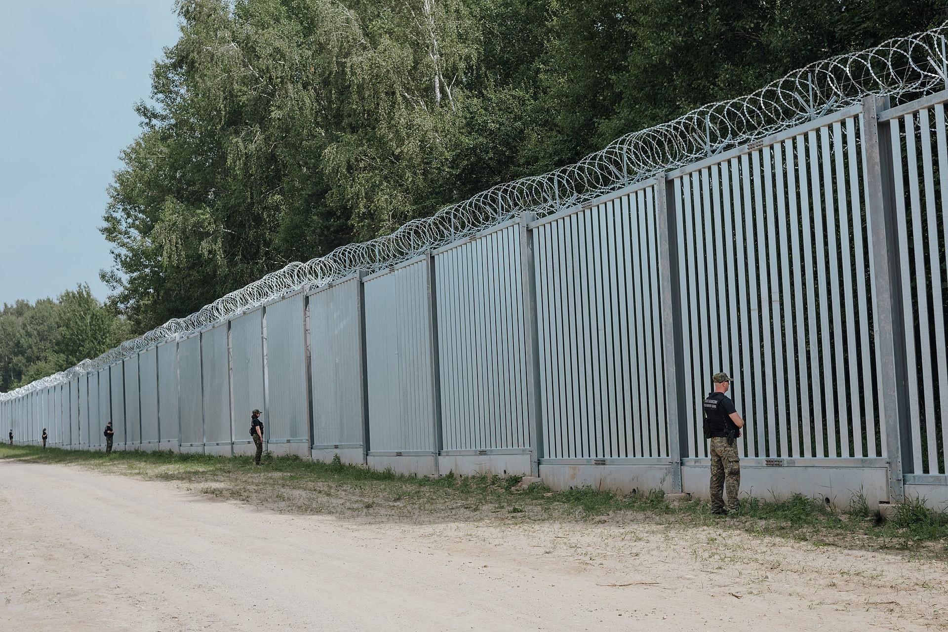 Белорусский пограничник: Из Польши прогоняют мигрантов деревянными кольями