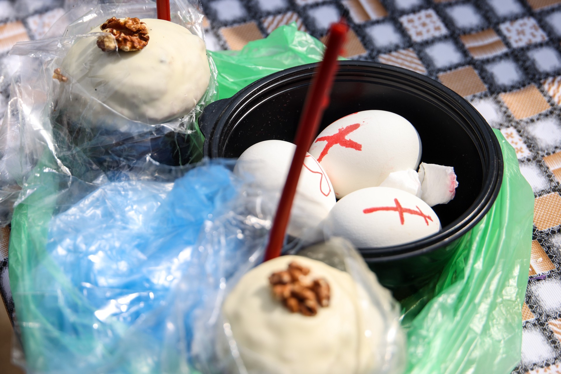 Священник Береговой: Скорлупа и крошки от кулича – это не святыня