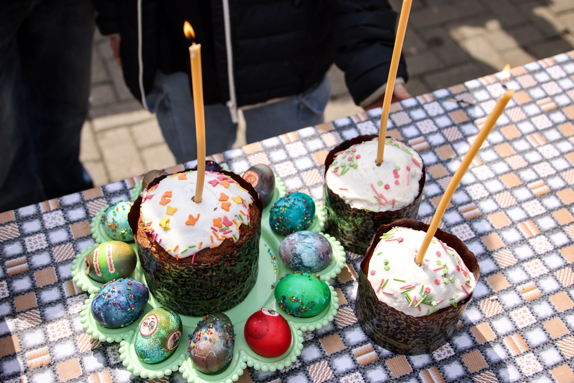 В РПЦ призвали сжигать пасхальные обертки