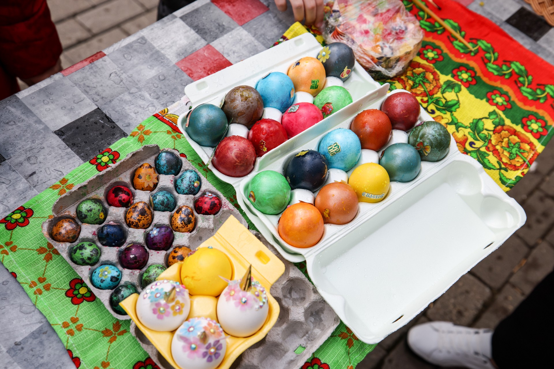 Натуральные оттенки стали главным трендом окрашивания яиц на Пасху