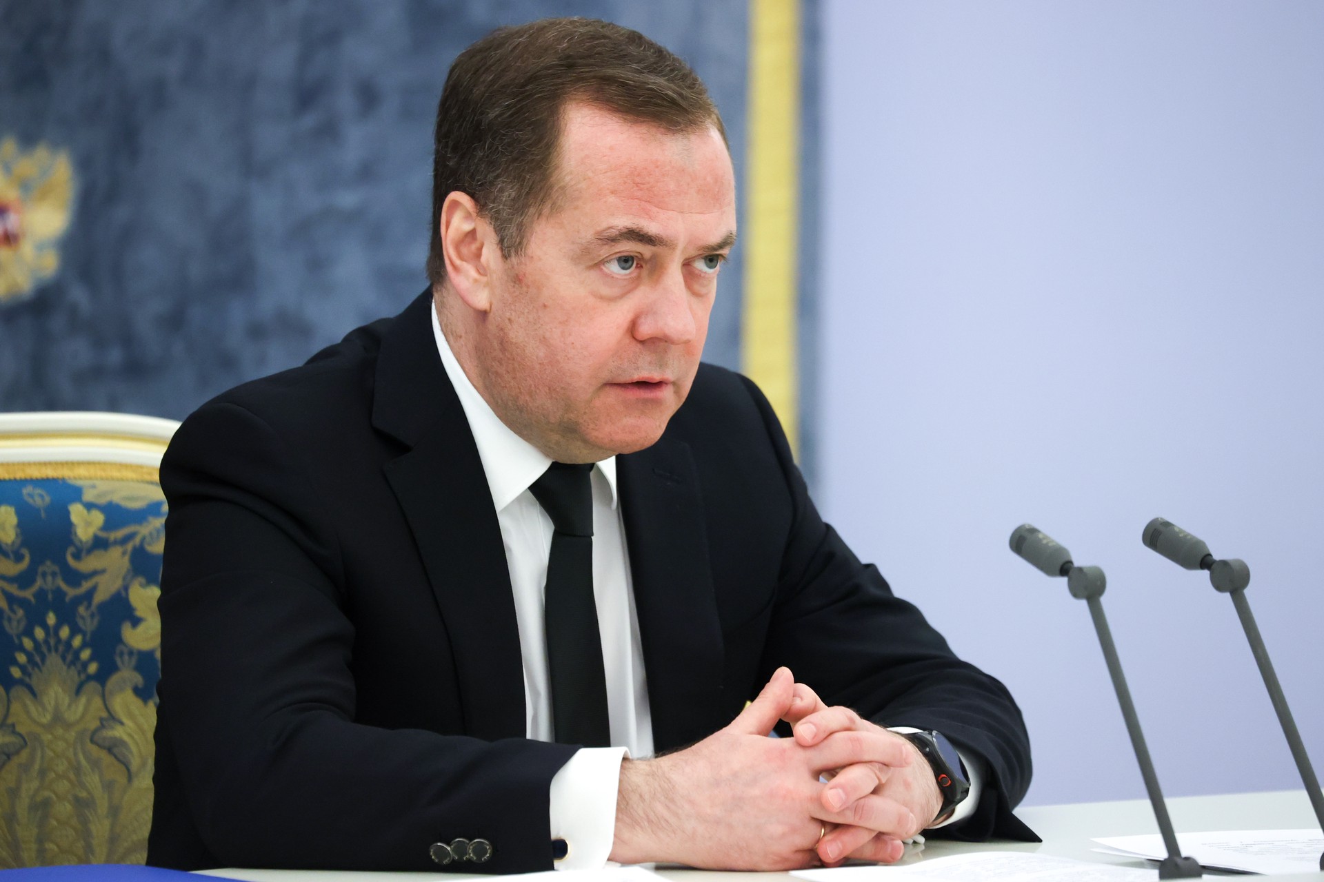 Медведев поручил «Единой России» следить за настроениями в обществе