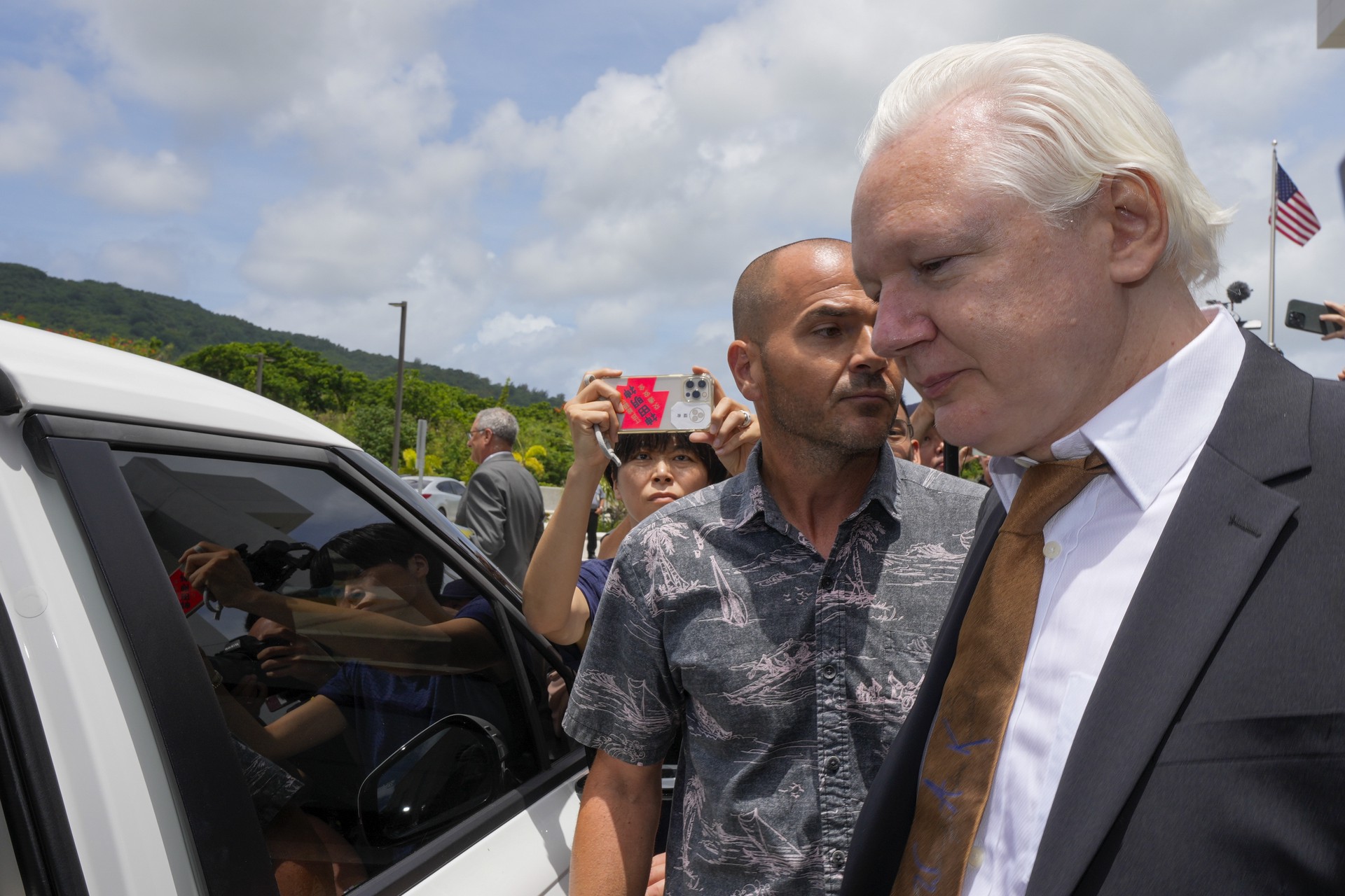 Джулиан Ассанж прибыл в здание суда на принадлежащем США острове Сайпан
