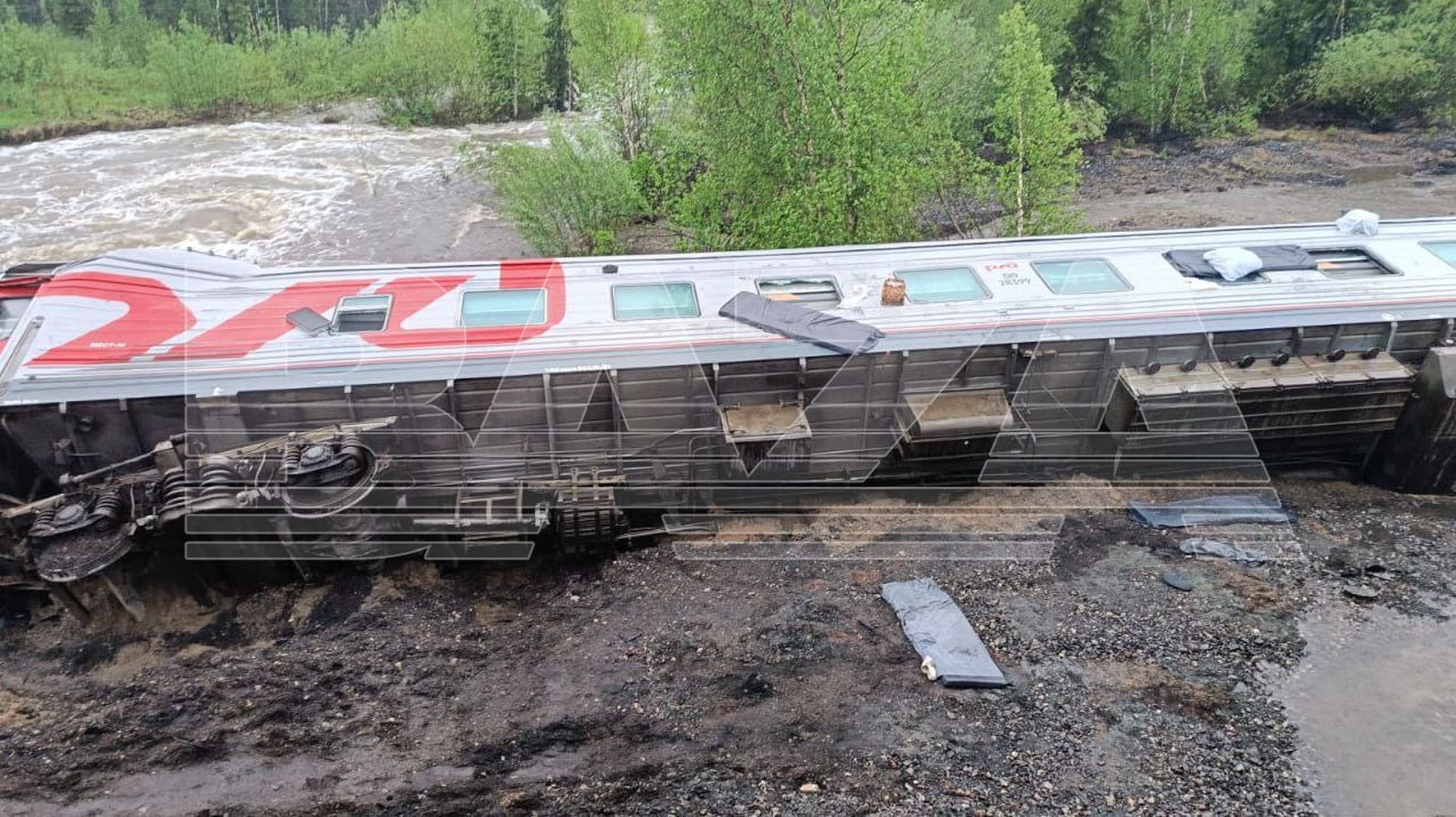 Девять вагонов поезда Воркута – Новороссийск сошли с рельсов в Коми
